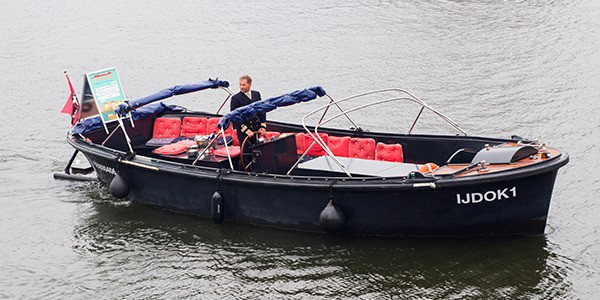 Boot IJdok met schipper Boot IJdok met schipper