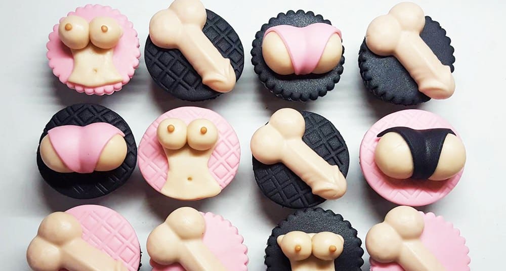 Suggestieve cupcakes bakken