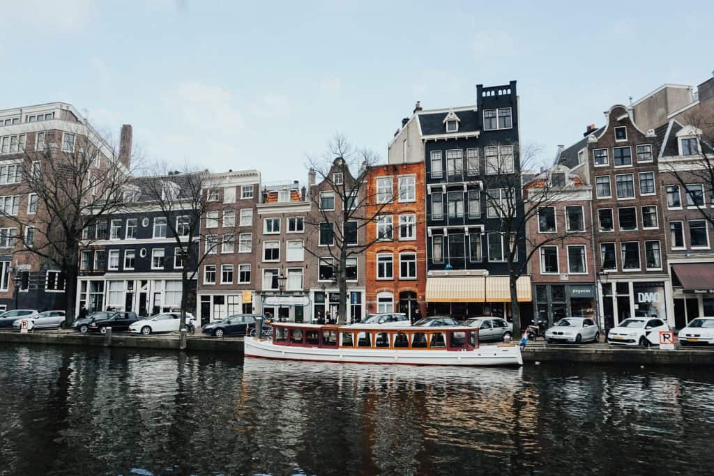 Varen op de grachten Amsterdam Varen op de Amsterdamse Grachten met boot