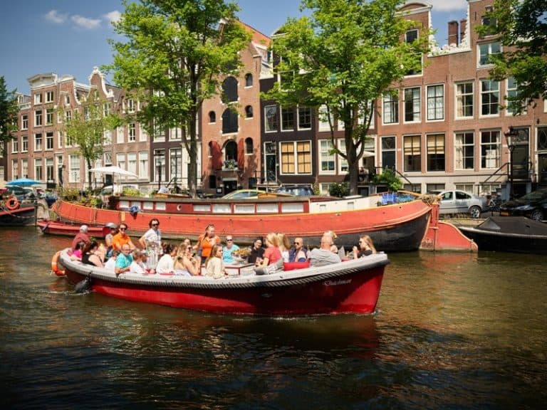 Boot Dutchman sloep met groep mensen in Amsterdamse grachten