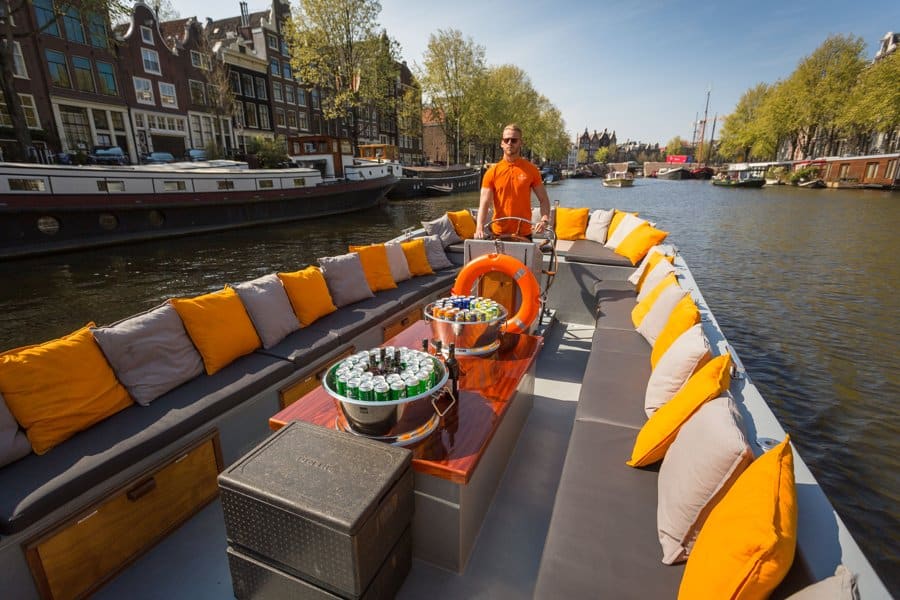 Boot Sloep Jan van der Heijden met schipper kapitein borrelboot in Amsterdamse grachten