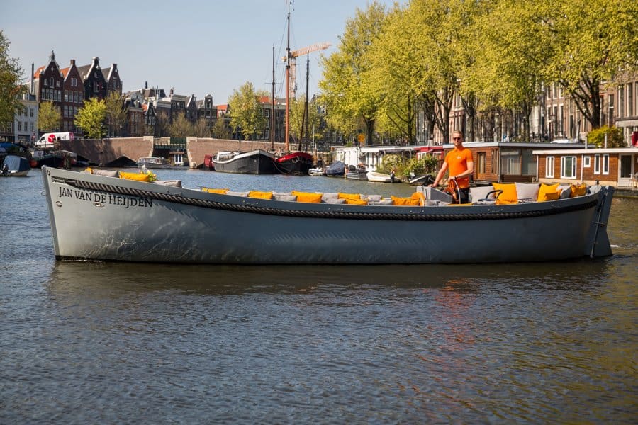 Boot Sloep Jan van de Heijden met schipper kapitein in amsterdam