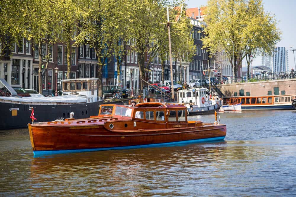 Kaprifolia salonboot in de amsterdamse grachten