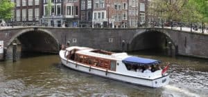 Salonboot Mona Lisa overdekt van buiten op het water in Amsterdamse Grachten