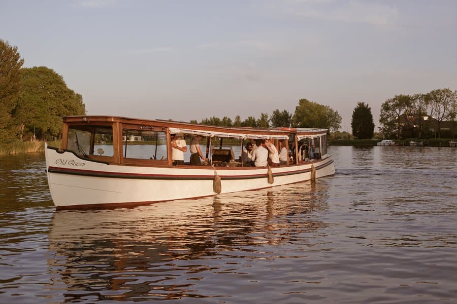 Salonboot Old Queen in het water