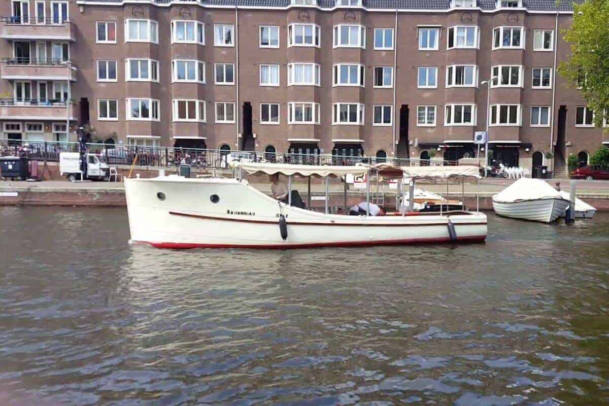 Salonboot Britannia in het water in de Amsterdamse grachten