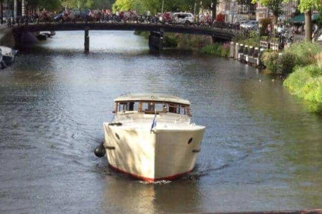 Salonboot Britannia in het water in de Amsterdamse Grachten voorkant