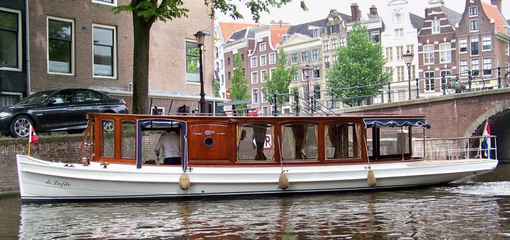 Salonboot de liefde in het water in de Amsterdamse grachten