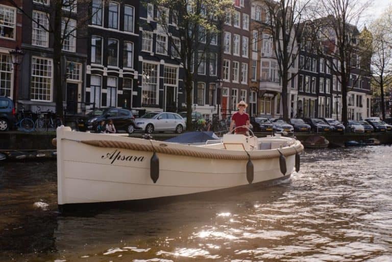 Sloep Apsara met schipper in Amsterdamse grachten