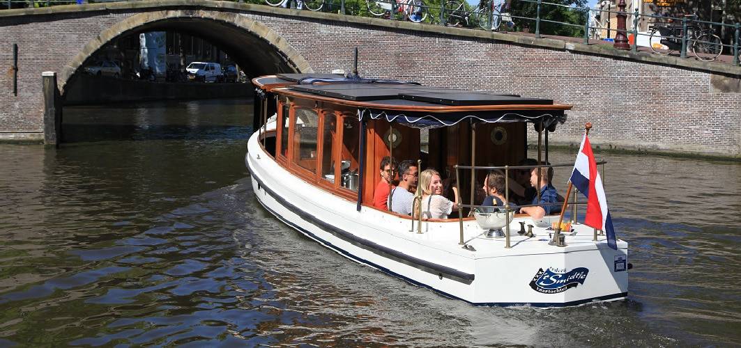 Salonboot Terra Nova in de Amsterdamse grachten