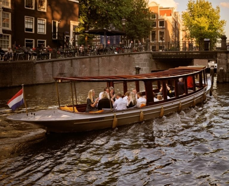 Salonboot Agatha varen in de Amsterdamse Grachten