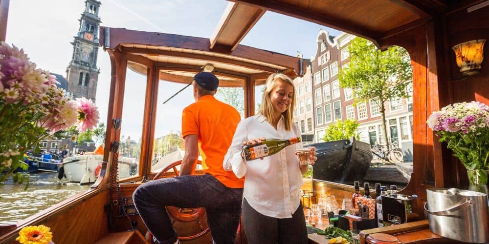 Luxe rondvaart salonboot met schipper en host