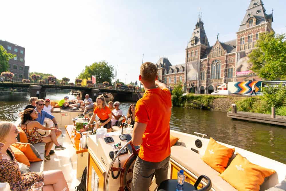 Luxe sloep op de grachten in Amsterdam