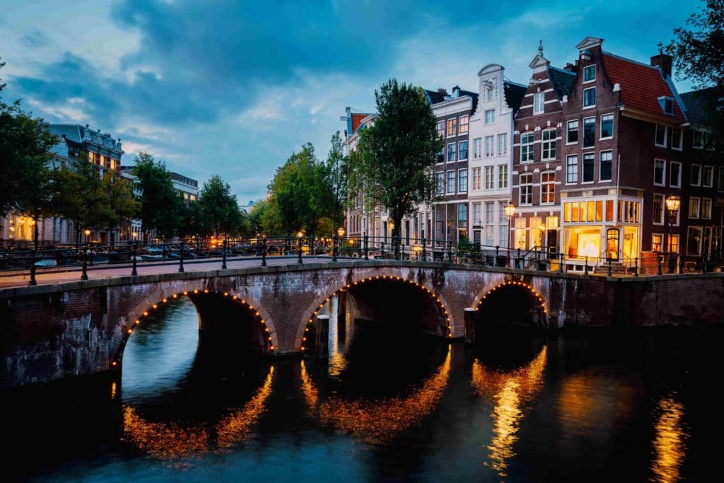 night city view of amsterdam canal herengracht typ HSJ8PXR min 1 scaled 1