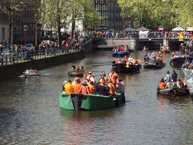 Boten in de Amsterdamse grachten Boten in de Amsterdamse grachten