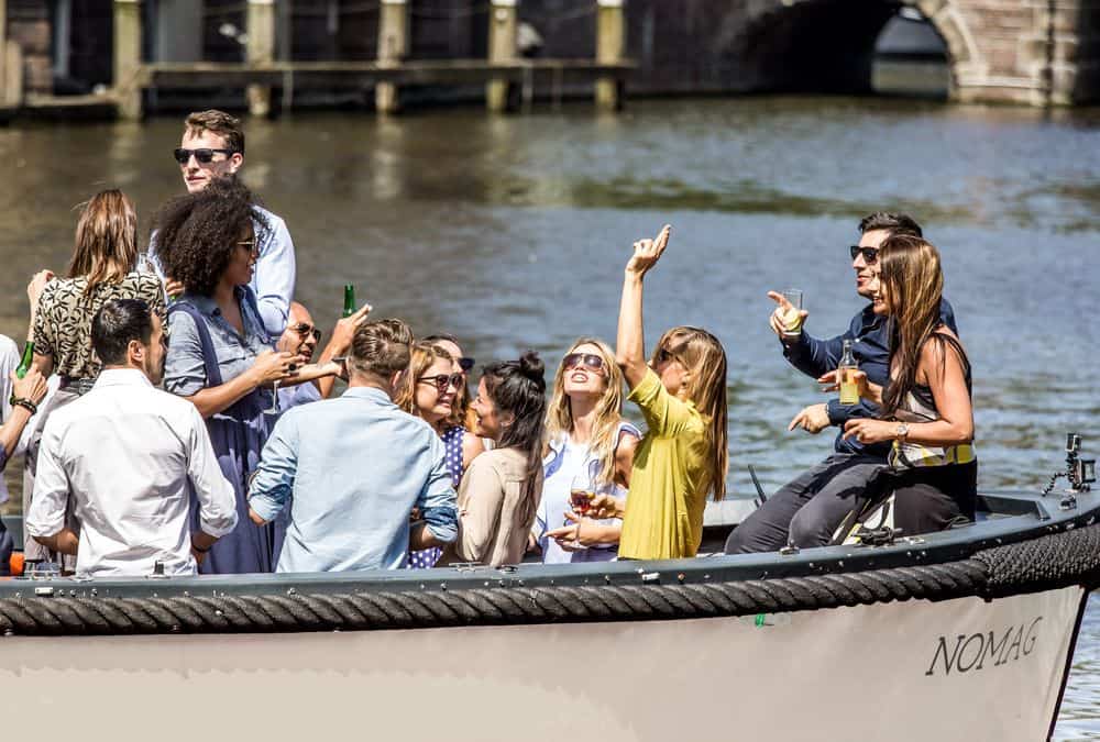 Teamuitje op een luxe sloep in Amsterdam