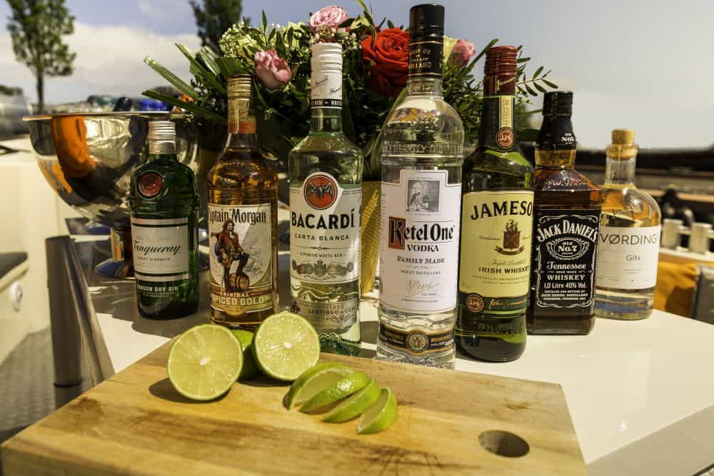 Cocktails drinken tijdens vrijgezellenfeest