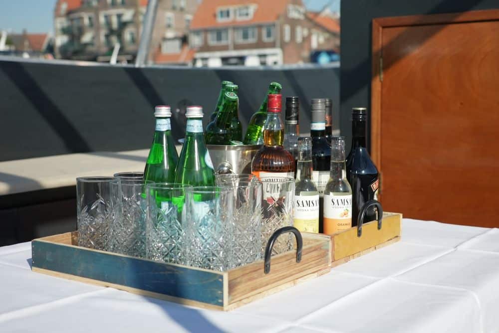 Drankjes op de boot in Volendam