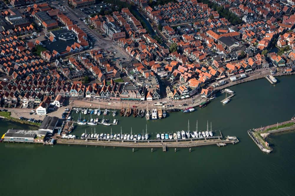 Rondvaart in Volendam met de dijk en haven