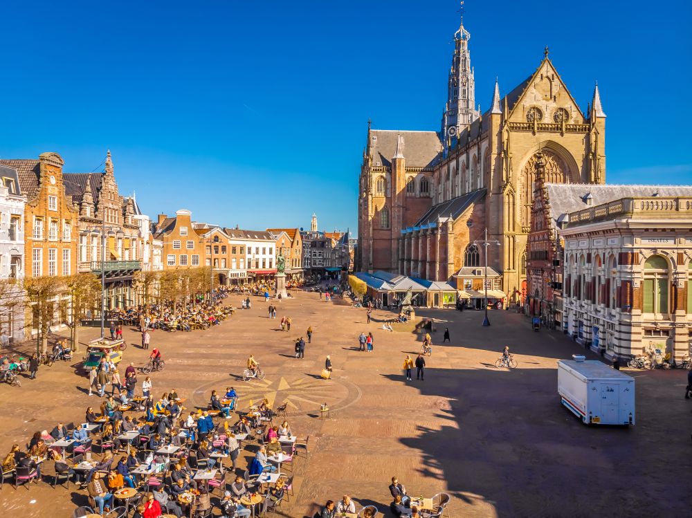 De Grote of St. Bavokerk in Haarlem vanaf de Grote Markt