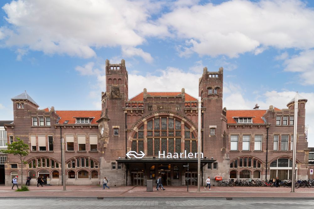 Het station in Haarlem vanaf de voorzijde