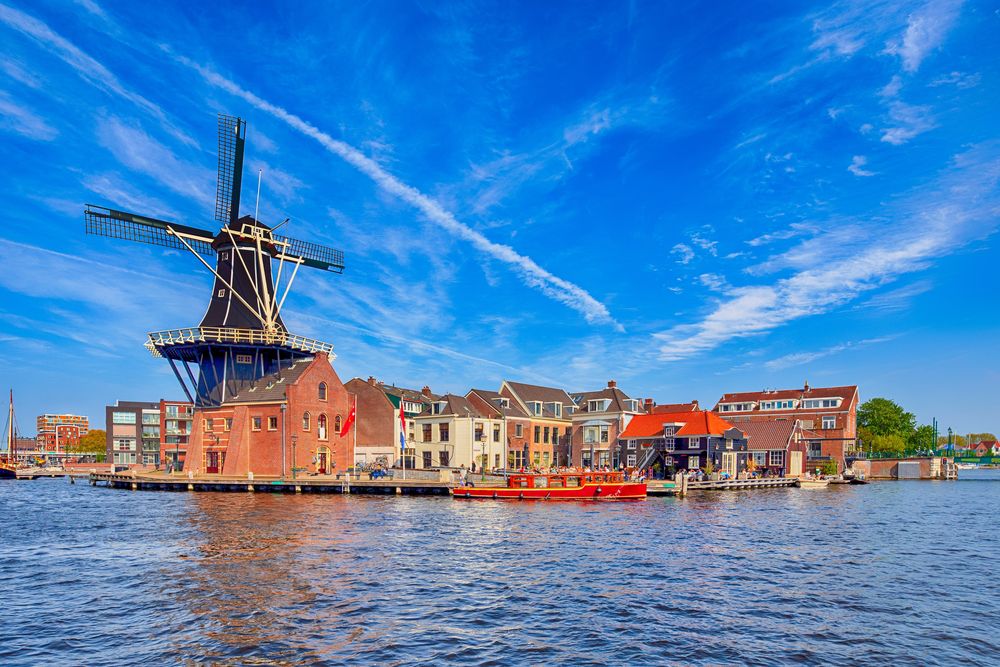 Het Spaarne in Haarlem met uitzicht op molen de Adriaan