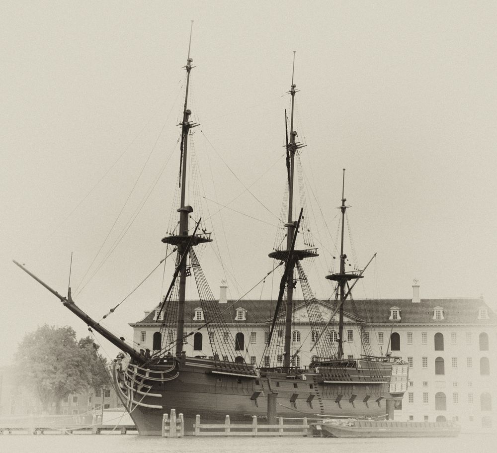 Oud schip voor het scheepsvaartmuseum