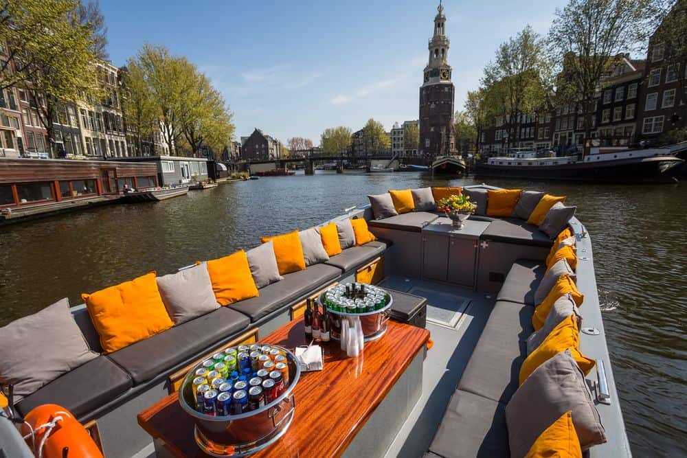 luxe sloep op de grachten in Amsterdam