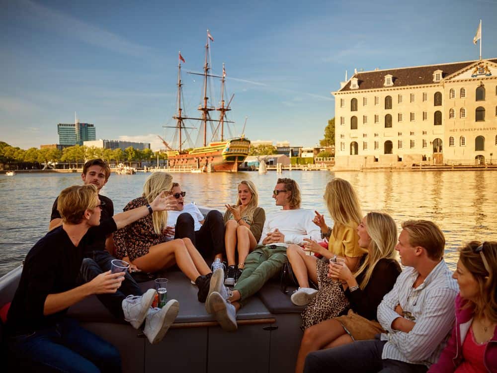 Mensen op een luxe boot in Amsterdam