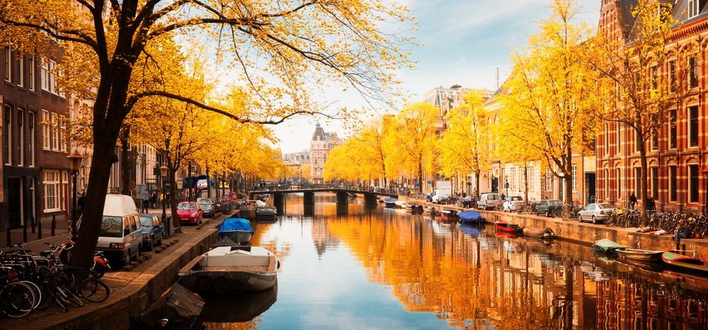 Uitzicht over een Amsterdamse gracht tijdens de herfst