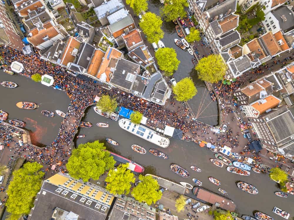 Bovenaanzicht Amsterdam tijdens Koningsdag festivals en evenementen