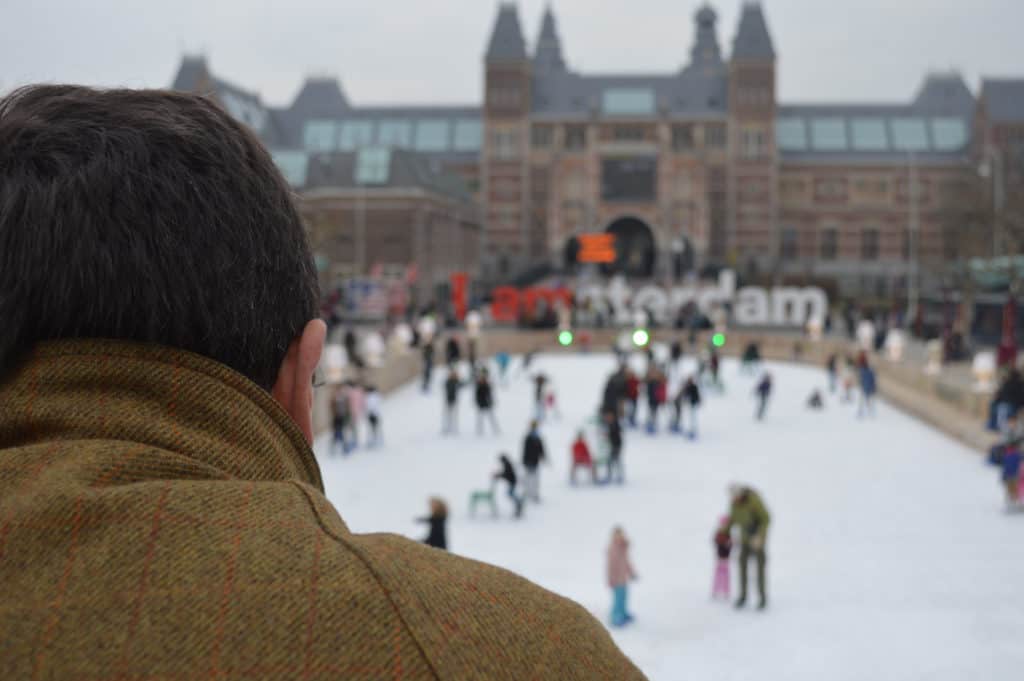 Man kijkt naar schaatsers op het Museumplein in Amsterdam