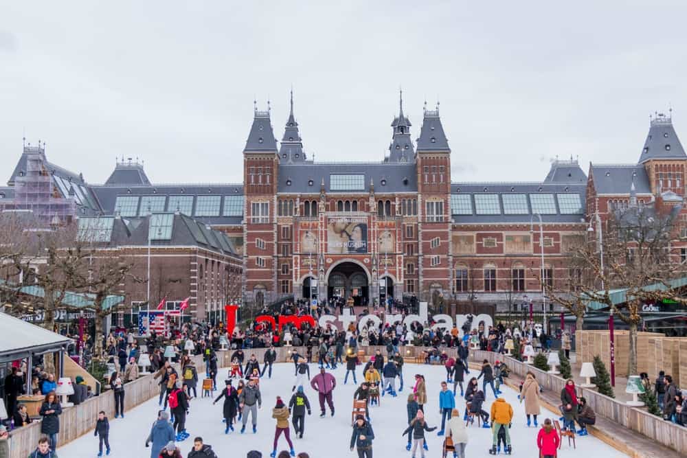 schaatsende mensen op het Museumplein in Amsterdam