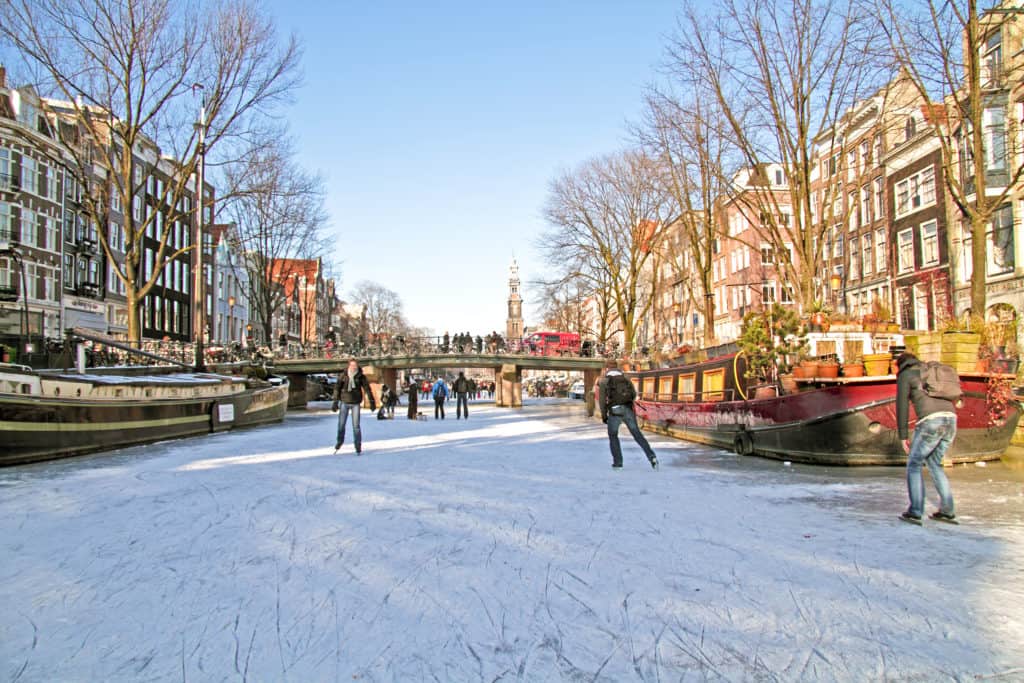 Schaatsen over de grachten in Amsterdam