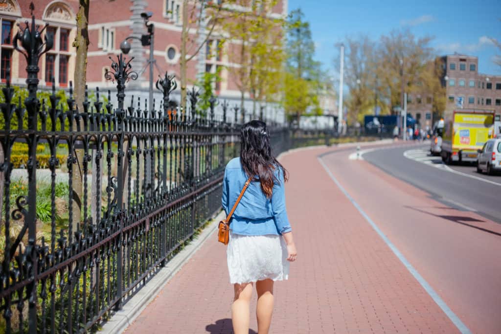 Vrouw loopt in Amsterdam 