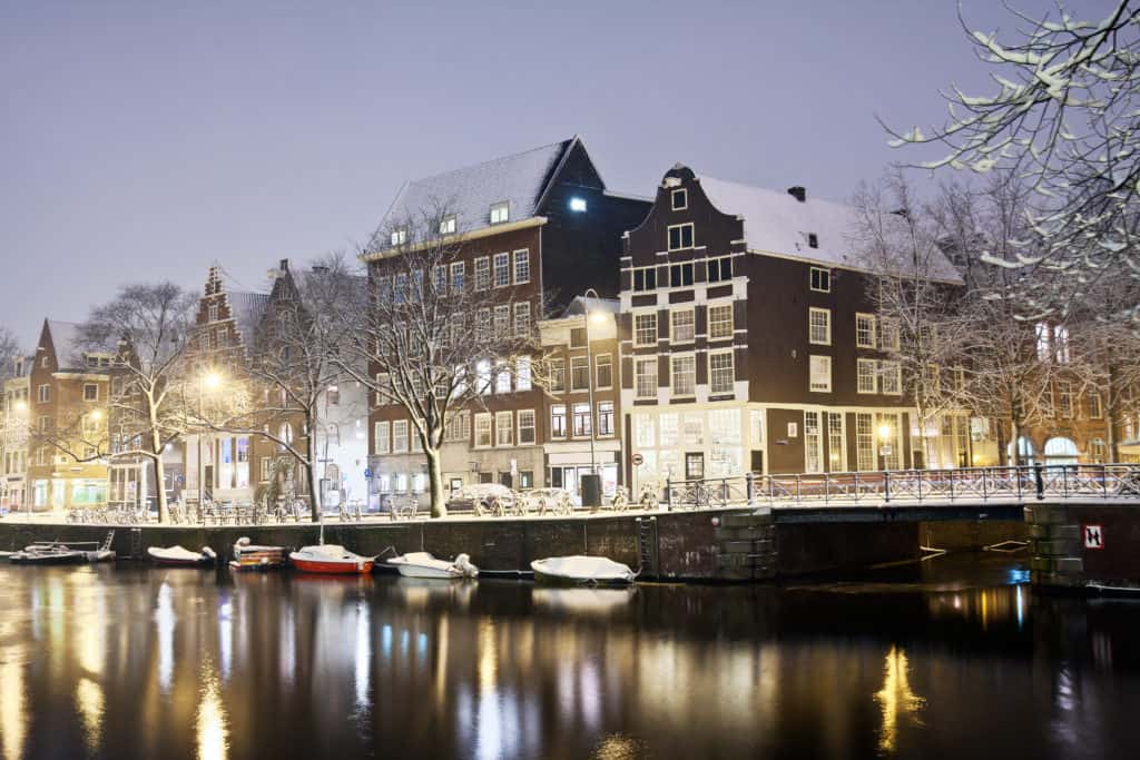 Winterse gracht in Amsterdam