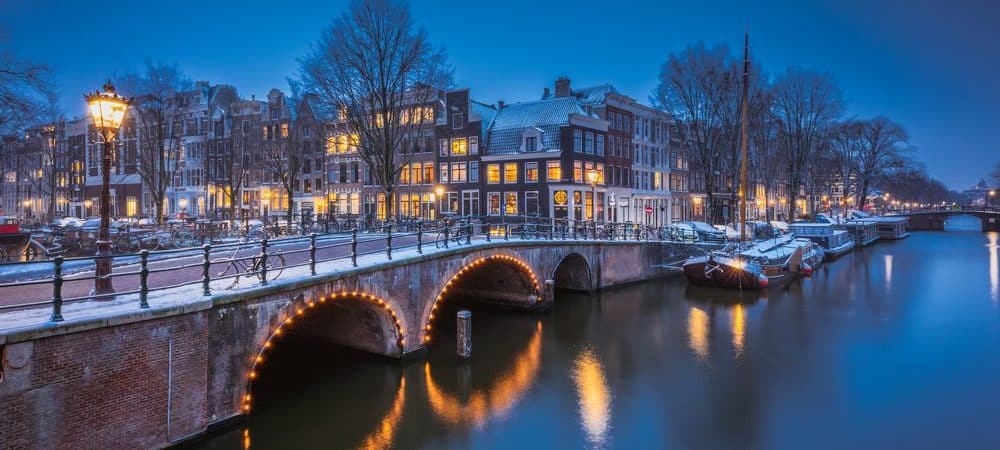 Brug tijdens de winter in Amsterdam