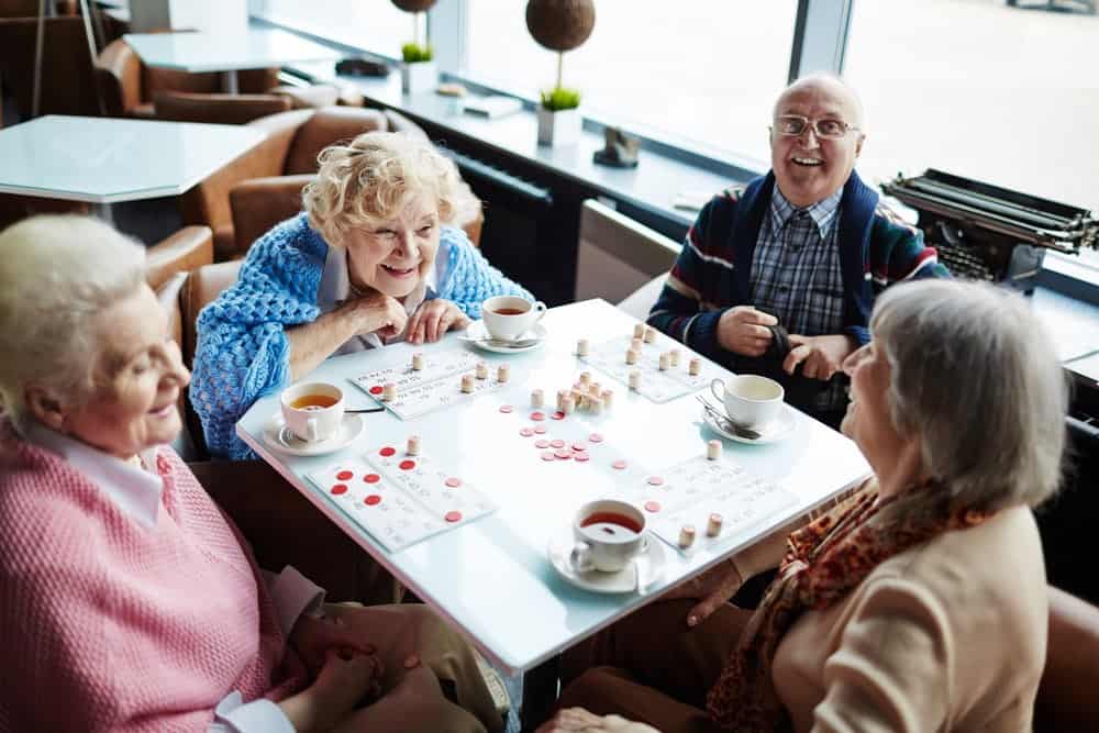 ouderen spelen een bordspel