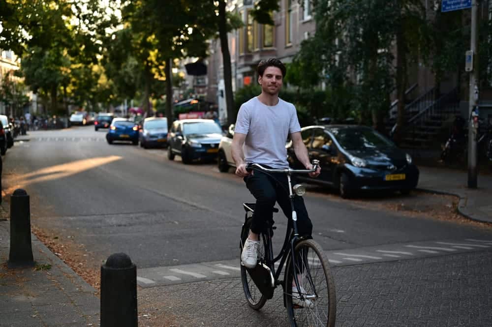 Jongen fietst door Amsterdam