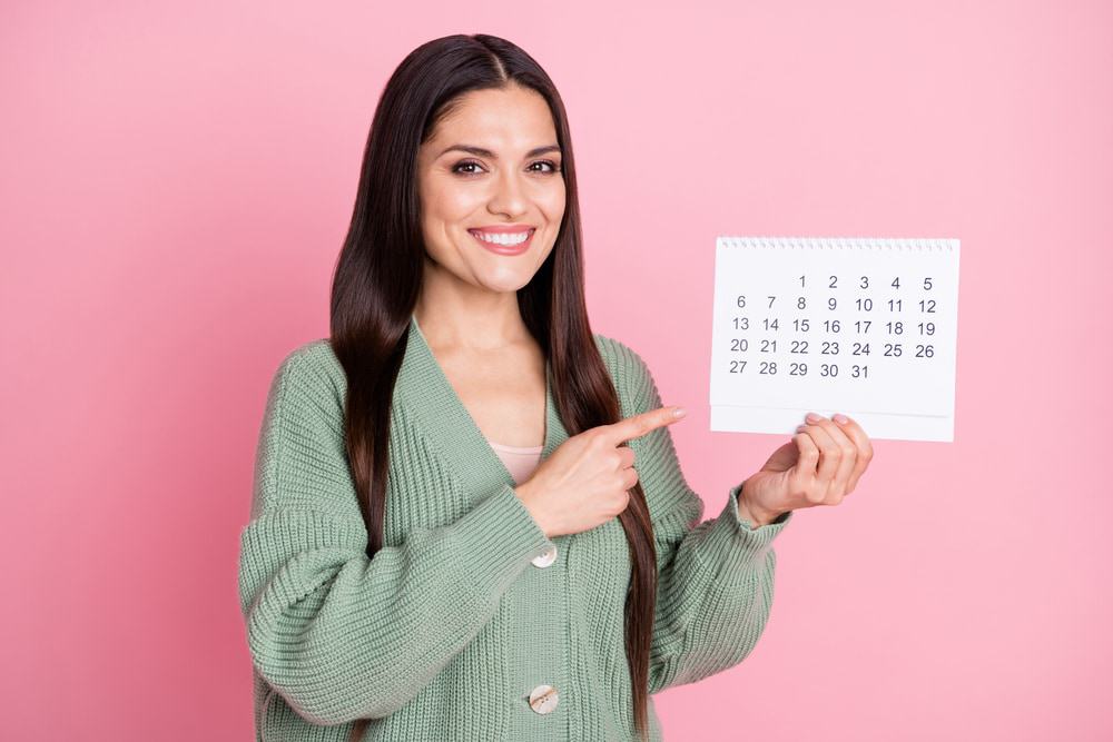 vrouw met kalender datum kiezen