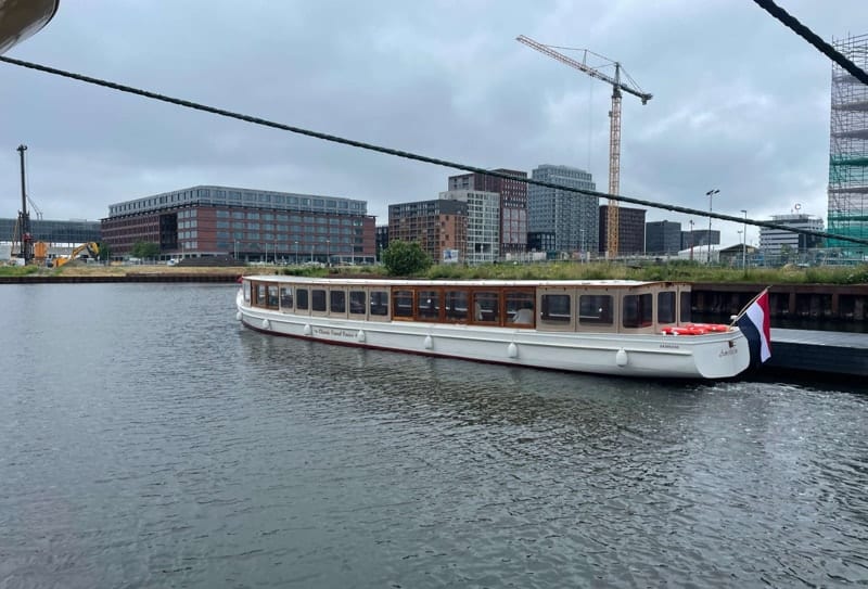 Zijkant Roos boot Amsterdam
