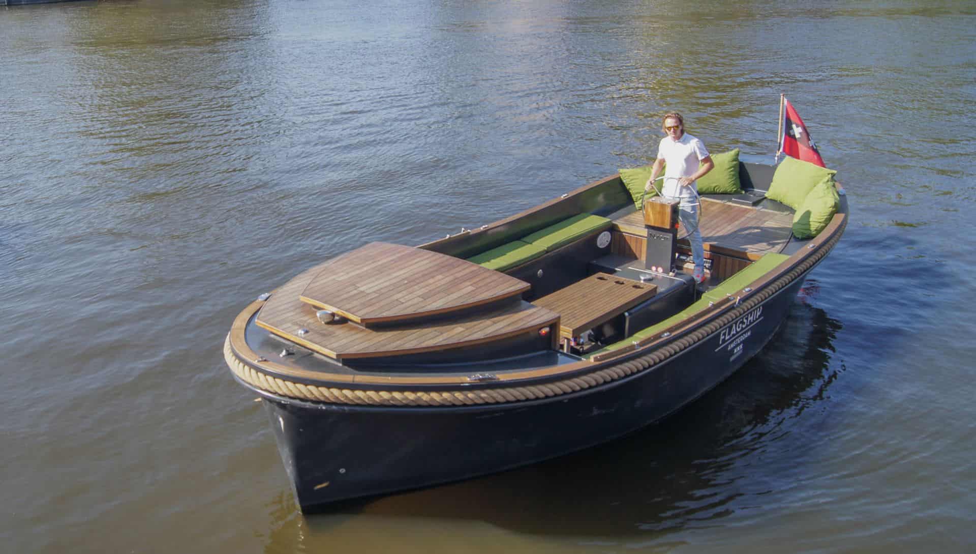 Sloep Naut op het water in Amsterdam bestuurd door een kapitein