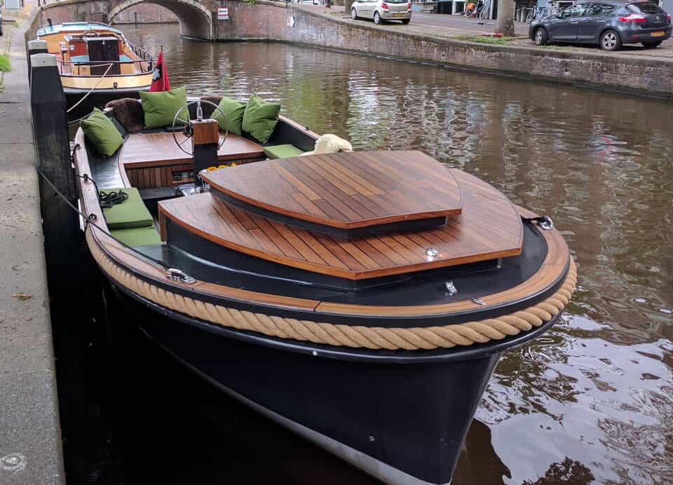 Vooraanzicht sloep Naut in Amsterdam