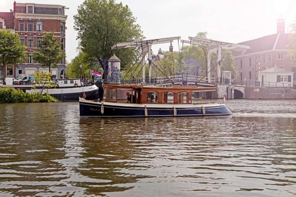 zijaanzicht salonboot Elisabeth op de Amsterdamse grachten