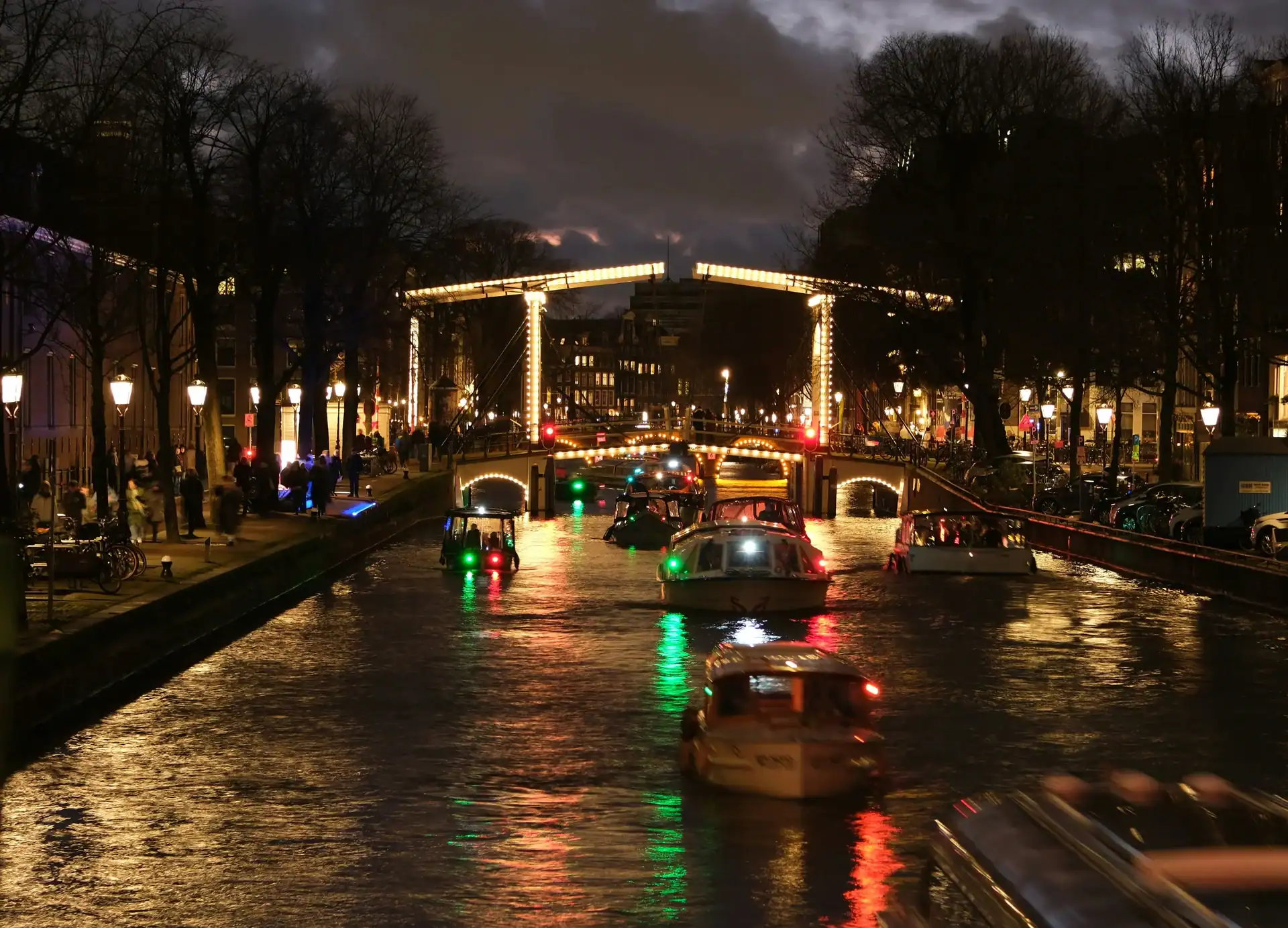 amsterdam light festival verlichte brug rondvaartboten