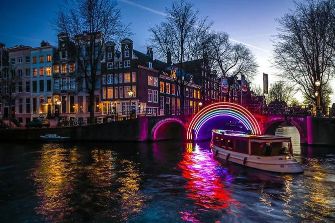 Boot fährt unter einem Bogen hindurch