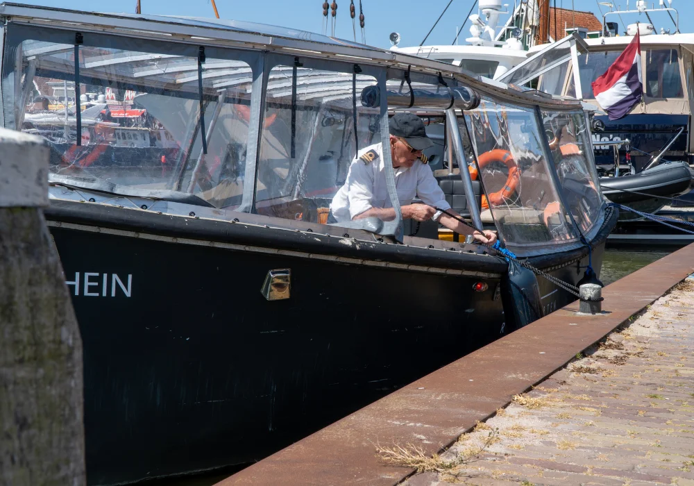 Kapitän legt das Boot im Hafen von Volendam an