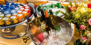 Auswahl an Erfrischungsgetränken, Bier und Wein