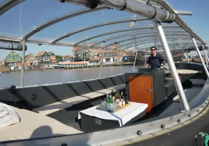 Kapitein vaart lege boot Volendam
