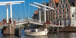 Luxusschaluppe fährt unter einer Brücke in Haarlem